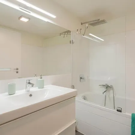 Luxury New-3bdr 3bth Sauna!city Center Apartamento *